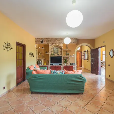 Casa Besan - 6br Private Pool, Terrace & Parking Villa